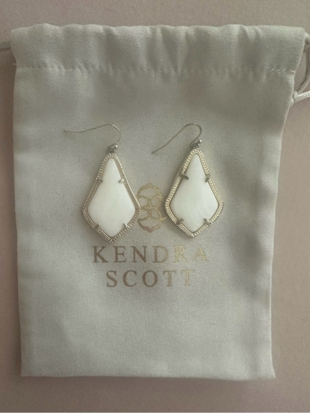 Kendra Scott White Mother-of-Pearl Alexander Drop Earrings - Picture 3 of 4